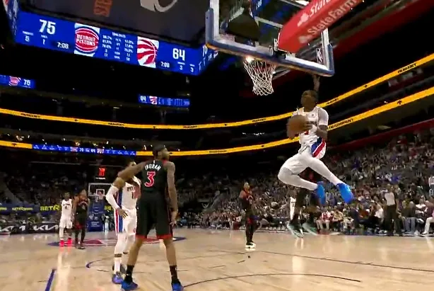 奥萨尔飞身大拉杆上反篮打进,活塞下半场领先猛龙13分